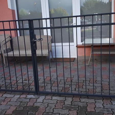Kertvarosi Apartman II Tiszaújváros Buitenkant foto