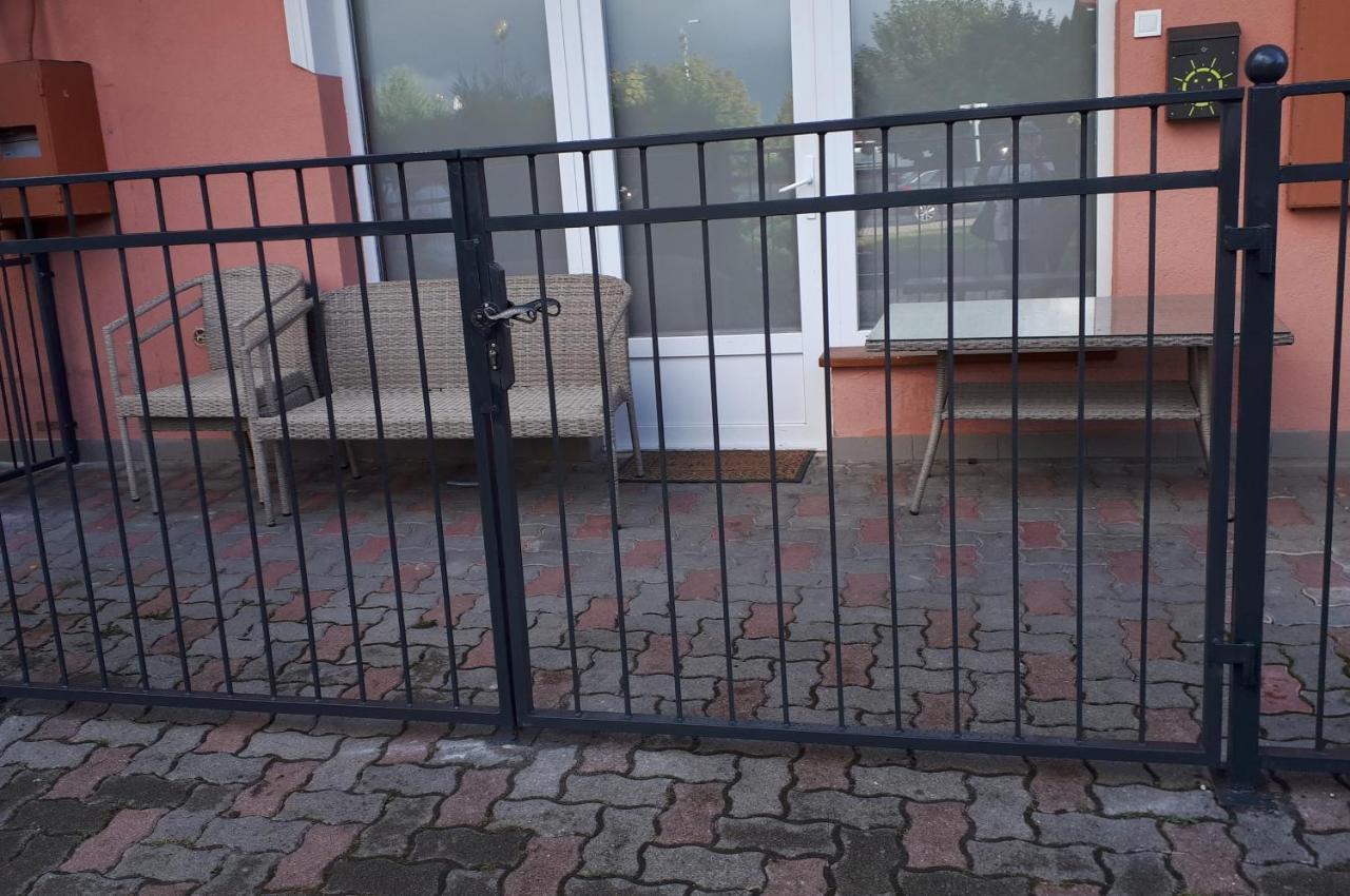 Kertvarosi Apartman II Tiszaújváros Buitenkant foto
