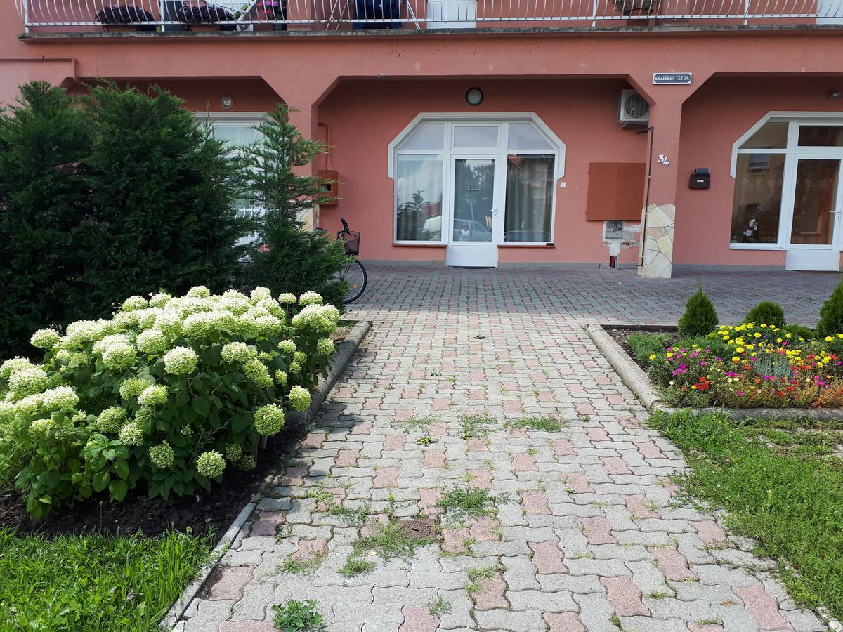 Kertvarosi Apartman II Tiszaújváros Buitenkant foto