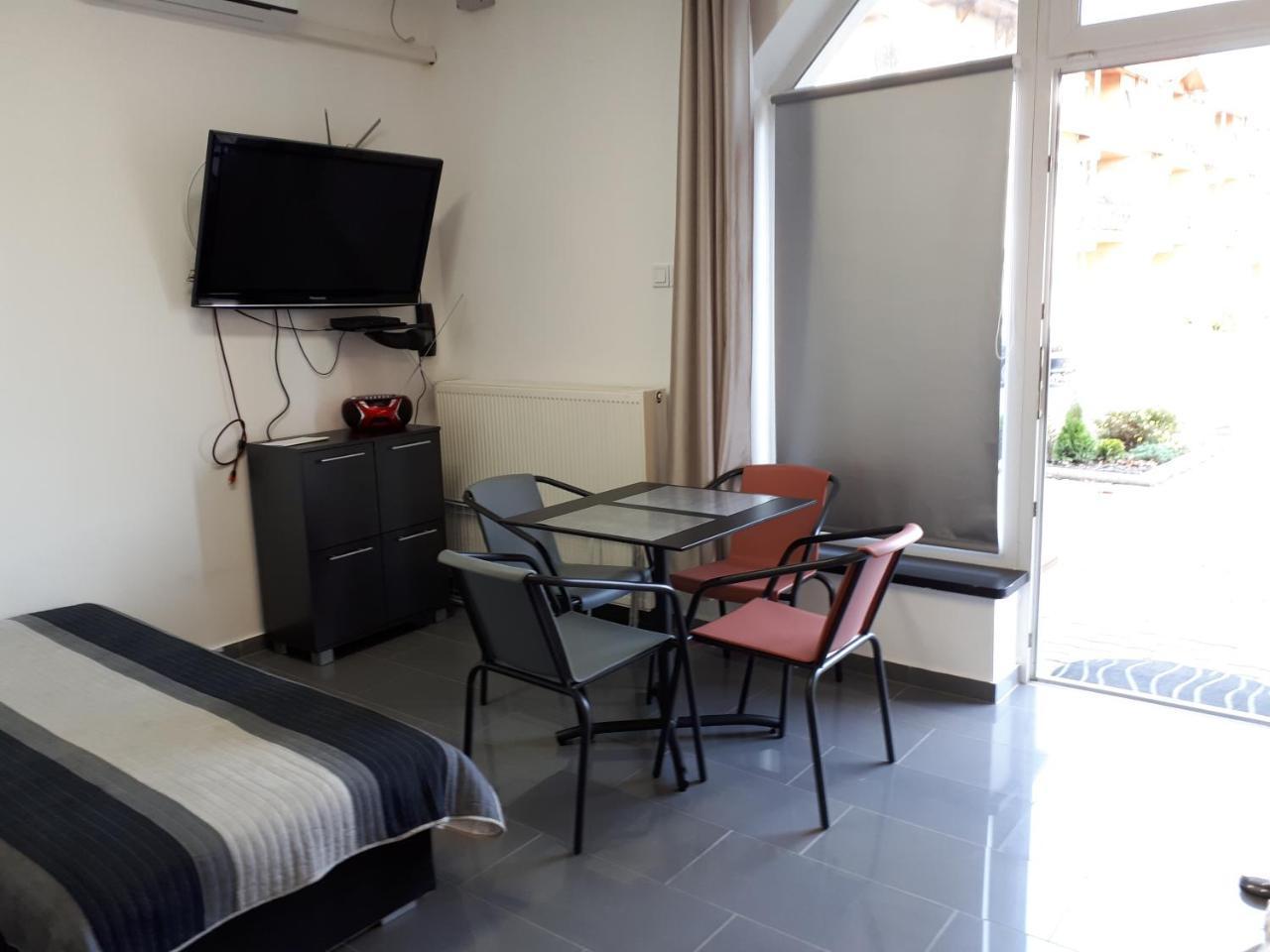 Kertvarosi Apartman II Tiszaújváros Buitenkant foto