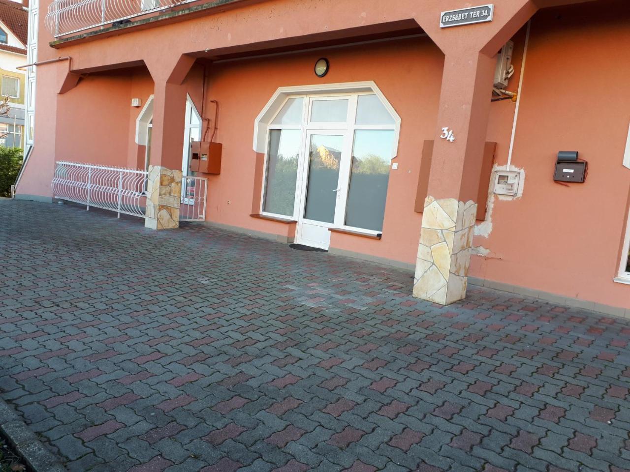 Kertvarosi Apartman II Tiszaújváros Buitenkant foto