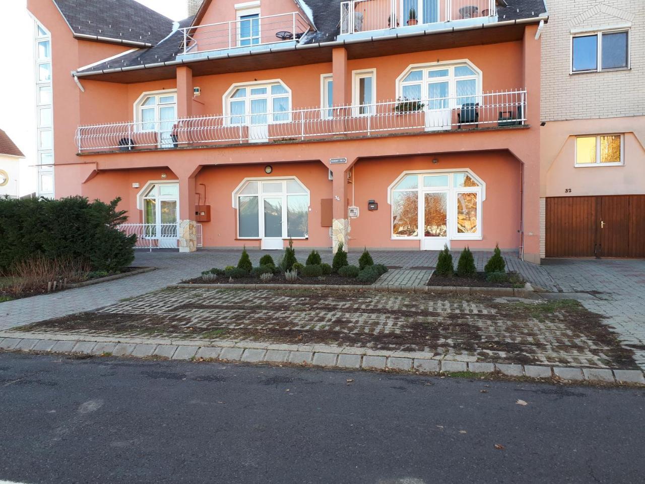 Kertvarosi Apartman II Tiszaújváros Buitenkant foto