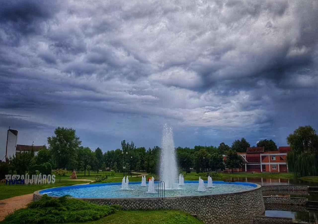 Kertvarosi Apartman II Tiszaújváros Buitenkant foto
